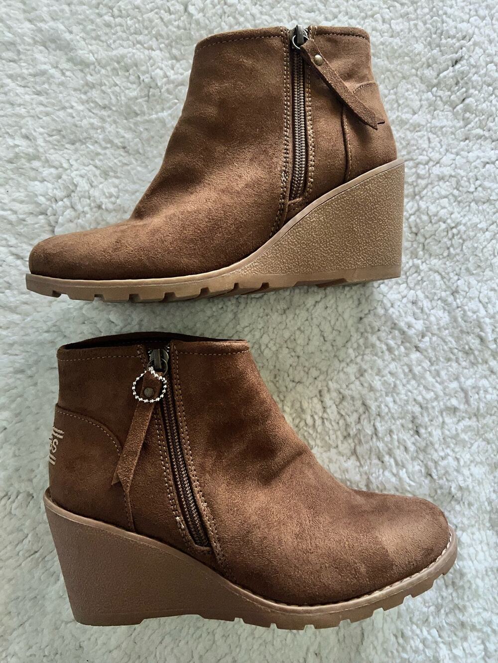 Women’s Bob's from skechers memory foam brown leather booties -size  6 - H2